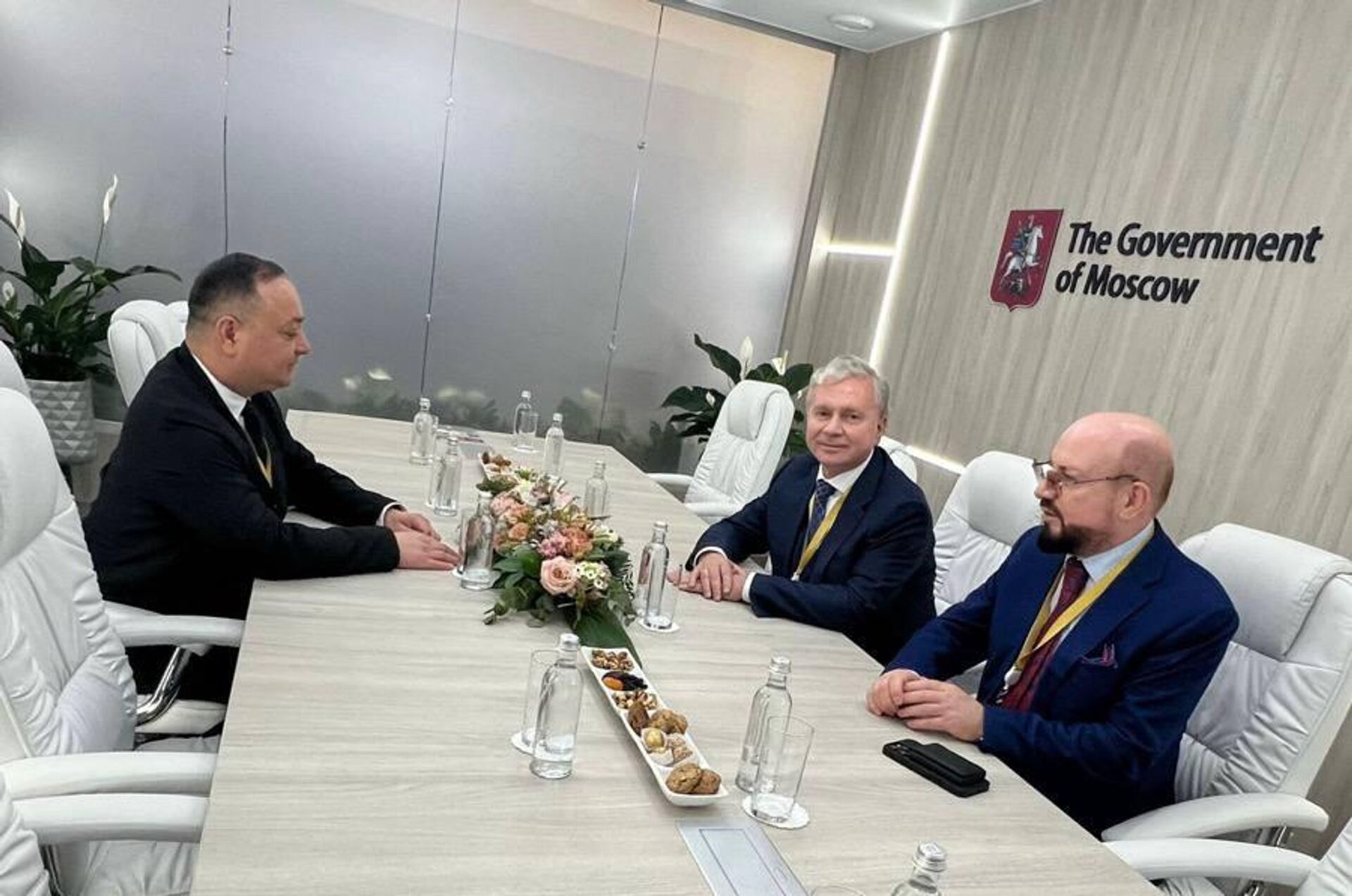 Чрезвычайный и Полномочный Посол Южной Осетии в России Знаур Гассиев (слева). - Sputnik Южная Осетия, 1920, 01.11.2025