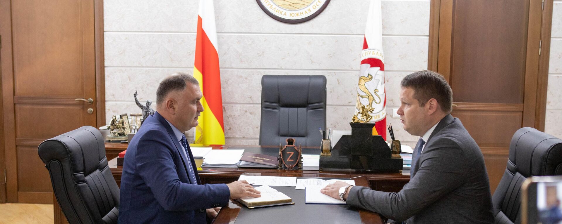 Встреча президента РЮО Алана Гаглоева с министром образования РЮО Асланом Лолаевым - Sputnik Южная Осетия, 1920, 03.11.2025