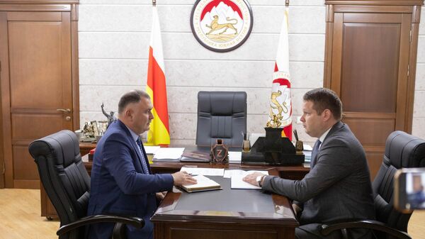 Встреча президента РЮО Алана Гаглоева с министром образования РЮО Асланом Лолаевым - Sputnik Южная Осетия