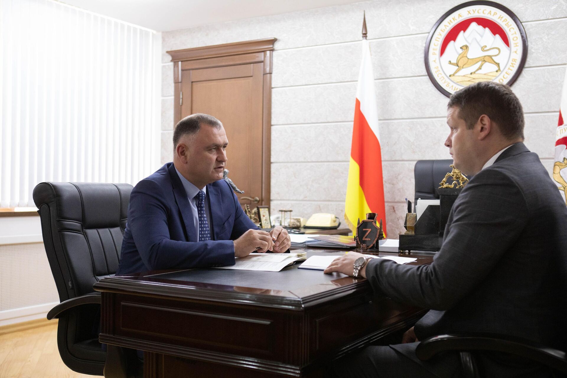 Встреча президента РЮО Алана Гаглоева с министром образования РЮО Асланом Лолаевым - Sputnik Южная Осетия, 1920, 03.11.2025