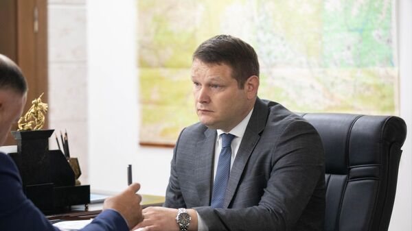 Встреча президента РЮО Алана Гаглоева с министром образования РЮО Асланом Лолаевым - Sputnik Южная Осетия