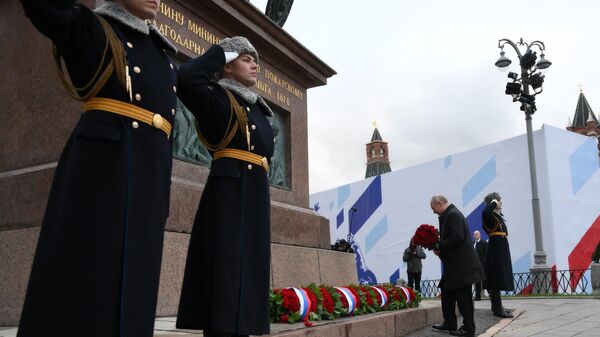 Президент Владимир Путин возложил цветы к памятнику К. Минину и Д. Пожарскому - Sputnik Южная Осетия