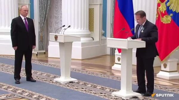Владимир Путин наградил орденом Дружбы итальянского журналиста Элизео Бертолази, который написал книгу об украинском конфликте - Sputnik Южная Осетия