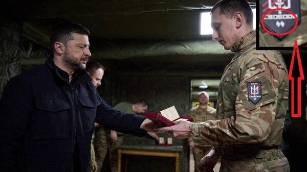 С шевроном СС — Зеленский наградил украинского военного и опубликовал фото с нацистской символикой - Sputnik Южная Осетия