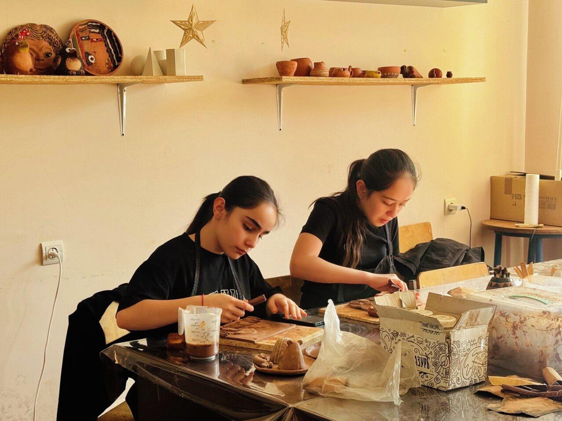 Кружок керамики на базе Станции юных техников в Цхинвале - Sputnik Южная Осетия, 1920, 05.11.2025