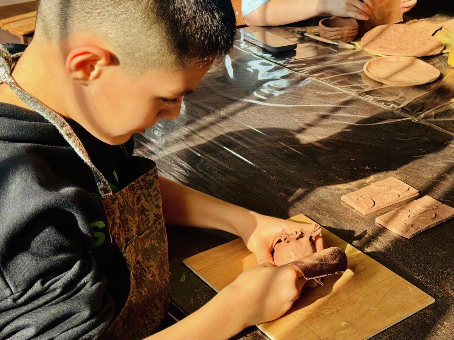 Кружок керамики на базе Станции юных техников в Цхинвале - Sputnik Южная Осетия, 1920, 05.11.2025