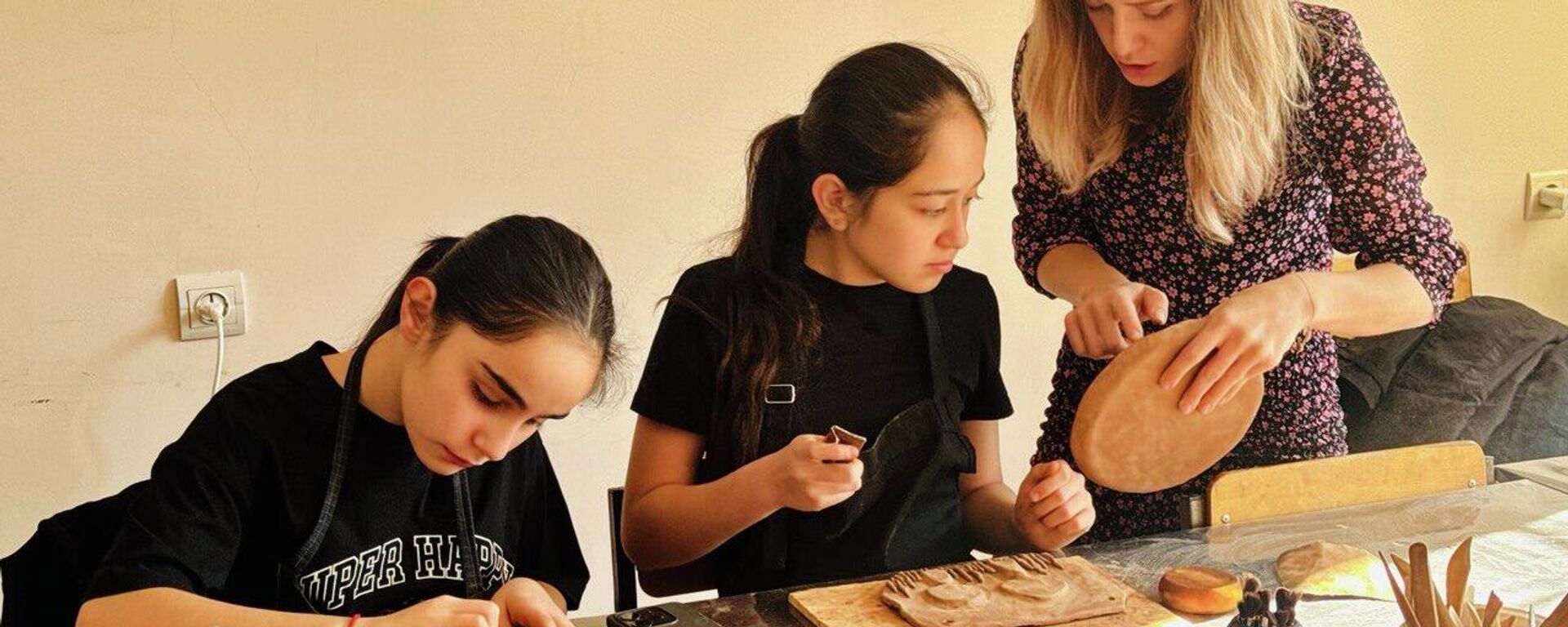 Кружок керамики на базе Станции юных техников в Цхинвале - Sputnik Южная Осетия, 1920, 06.11.2025