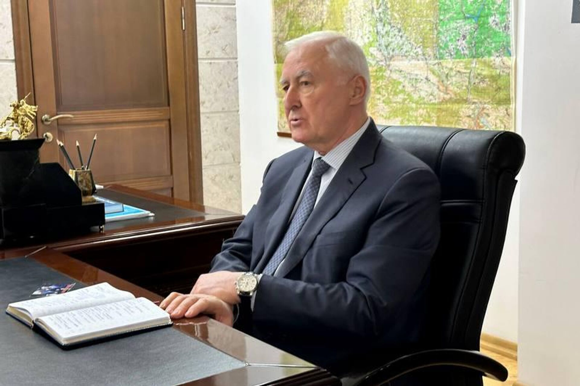 Президент Алан Гаглоев провел рабочую встречу с председателем Юго-Осетинского отделения Международного общественного движения Леонидом Тибиловым - Sputnik Южная Осетия, 1920, 05.11.2025