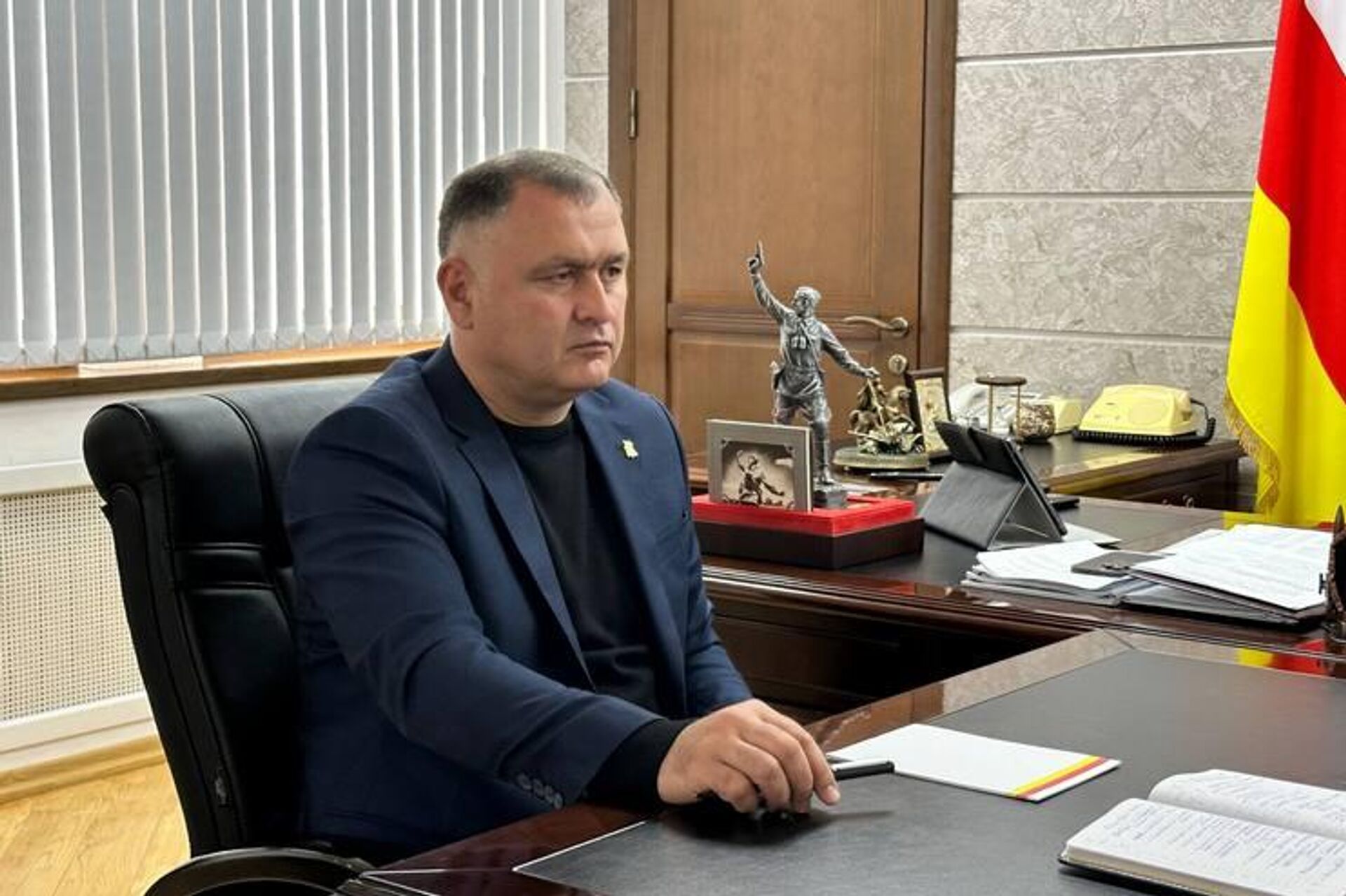 Президент Алан Гаглоев провел рабочую встречу с председателем Юго-Осетинского отделения Международного общественного движения Леонидом Тибиловым - Sputnik Южная Осетия, 1920, 05.11.2025