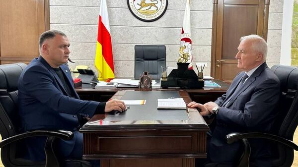 Президент Алан Гаглоев провел рабочую встречу с председателем Юго-Осетинского отделения Международного общественного движения Леонидом Тибиловым - Sputnik Южная Осетия