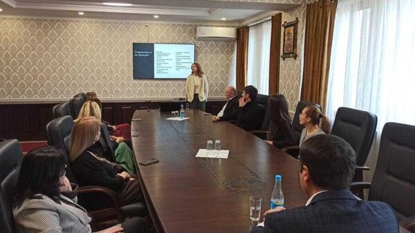 Маргарита Исаакова провела в Цхинвале презентацию молодым дипломатам - Sputnik Южная Осетия