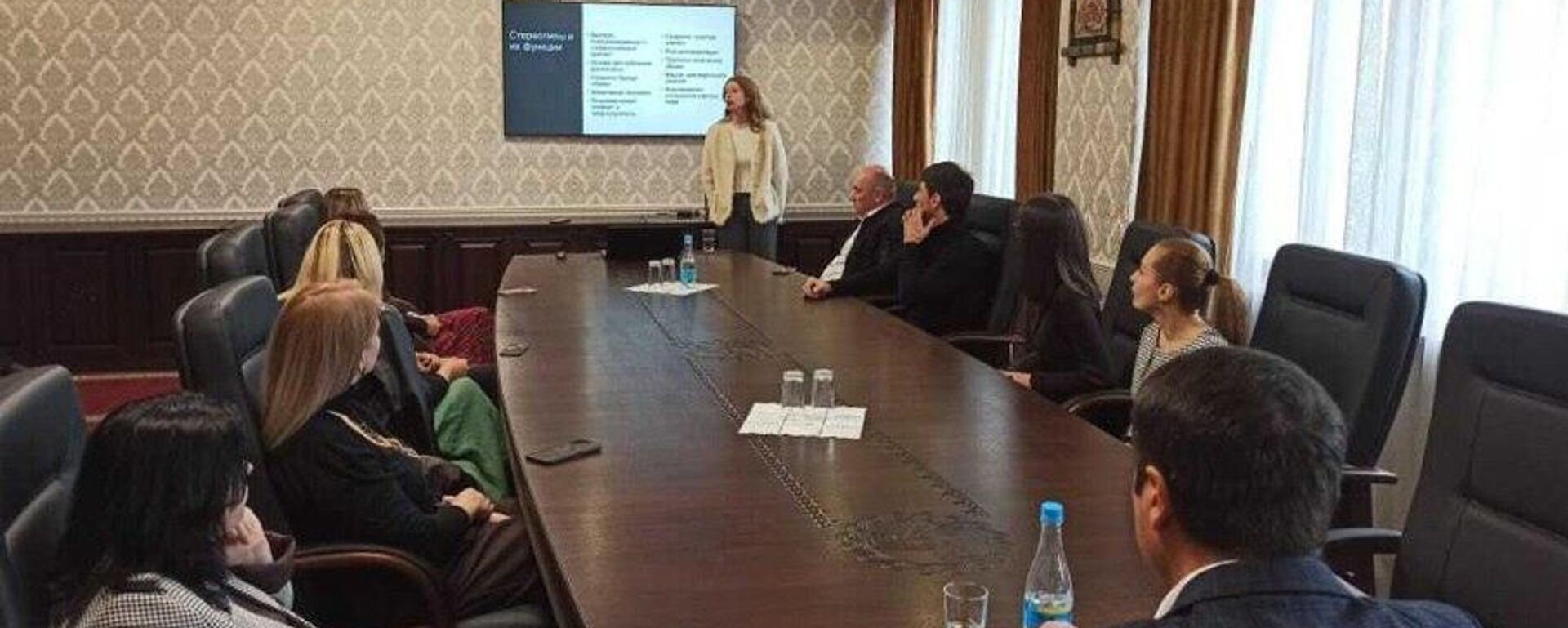 Маргарита Исаакова провела в Цхинвале презентацию молодым дипломатам - Sputnik Южная Осетия, 1920, 05.11.2025