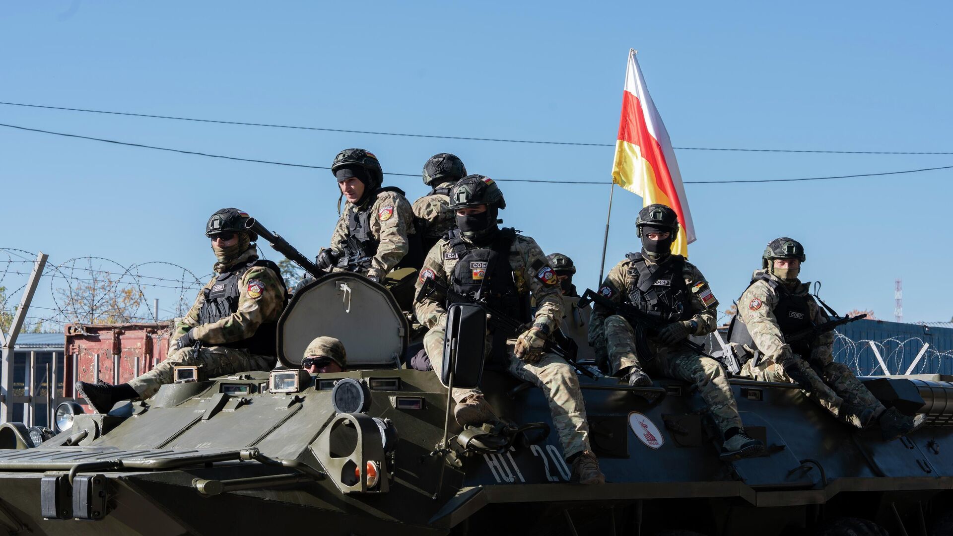 Марш бросок техники, ОМОН и СОБР Марш бросок техники, ОМОН и СОБР - Sputnik Южная Осетия, 1920, 06.11.2025