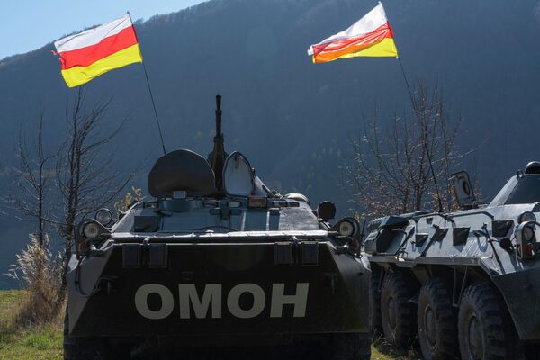 Марш бросок техники, ОМОН и СОБР Марш бросок техники, ОМОН и СОБР - Sputnik Южная Осетия