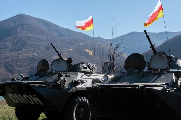 Марш бросок техники, ОМОН и СОБР Марш бросок техники, ОМОН и СОБР - Sputnik Южная Осетия