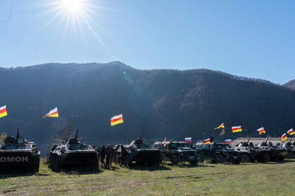 Марш бросок техники, ОМОН и СОБР Марш бросок техники, ОМОН и СОБР - Sputnik Южная Осетия