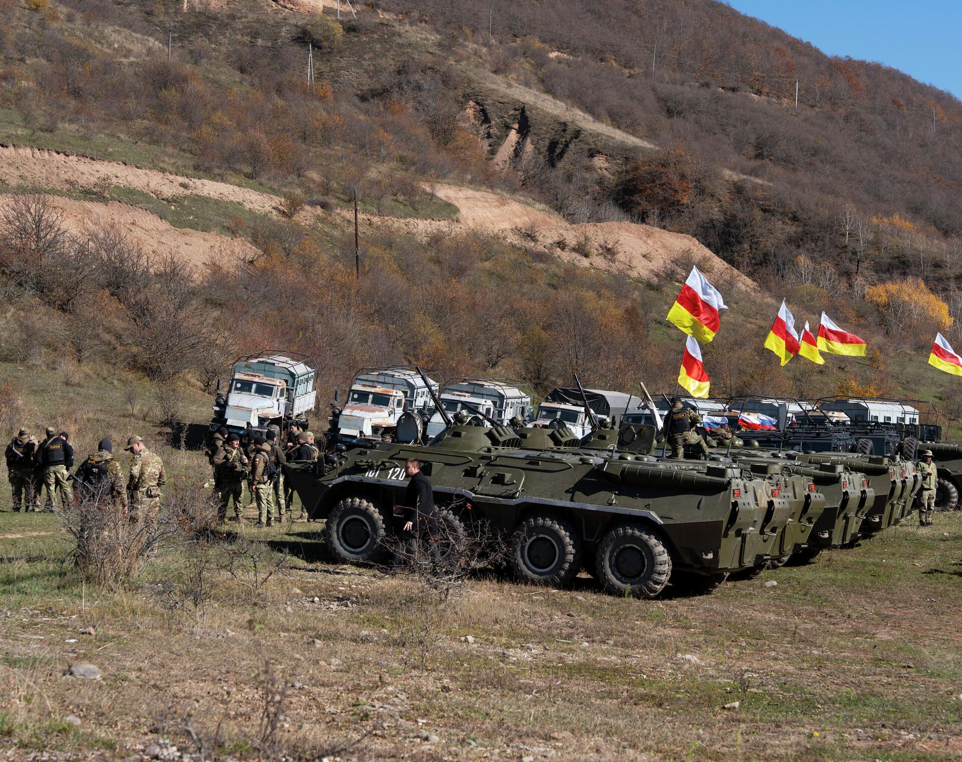 Марш бросок техники, ОМОН и СОБР Марш бросок техники, ОМОН и СОБР - Sputnik Южная Осетия, 1920, 06.11.2025