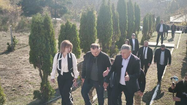 Президент Южной Осетии Алан Гаглоев ознакомился с ходом восстановительных работ памятника в селе Тбет - Sputnik Южная Осетия