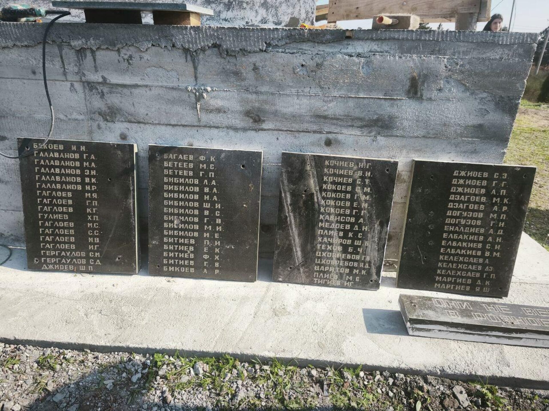 Реставрация памятника павшим в Великой Отечественной войне в селе Тбет - Sputnik Южная Осетия, 1920, 07.11.2025