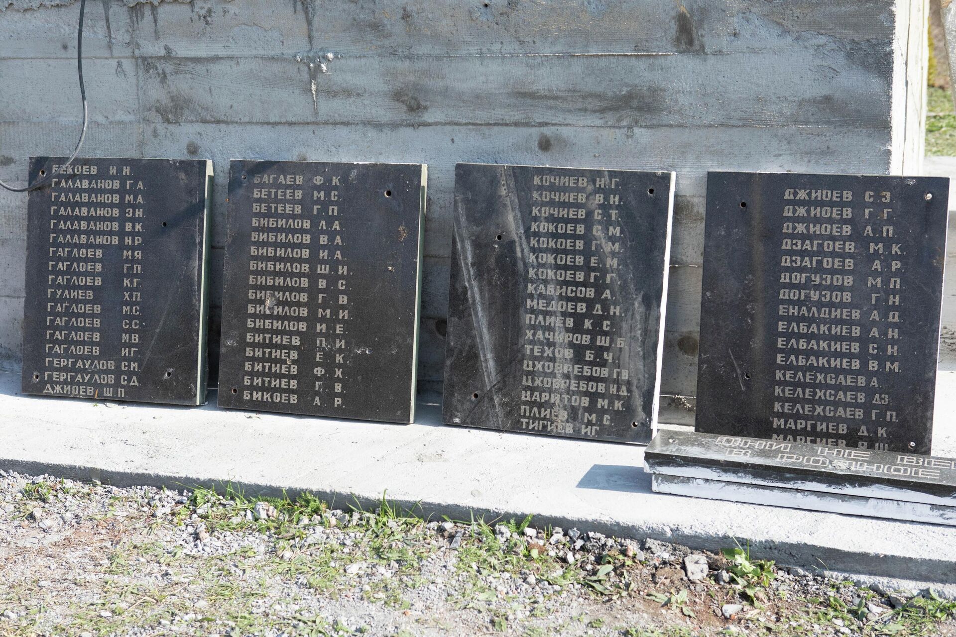 Реставрация памятника павшим в Великой Отечественной войне в селе Тбет - Sputnik Южная Осетия, 1920, 07.11.2025