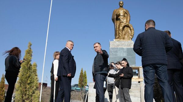 Президент Южной Осетии Алан Гаглоев ознакомился с ходом восстановительных работ памятника в селе Тбет - Sputnik Южная Осетия