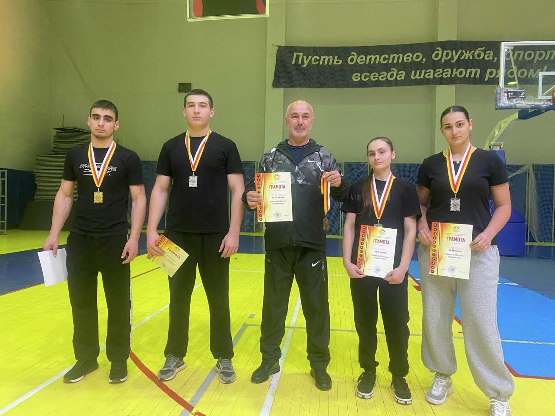 Южноосетинские участники первенства Северной Осетии по армрестлингу   - Sputnik Южная Осетия, 1920, 08.11.2025