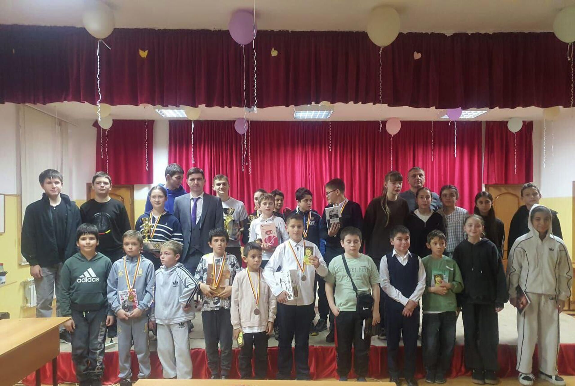 Участники республиканского шахматного турнира памяти Коста Хетагурова  - Sputnik Южная Осетия, 1920, 09.11.2025