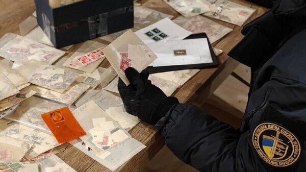 Неизвестный пытался ввезти на Украину 14 тысяч марок с Гитлером и нацистской символикой - Sputnik Южная Осетия