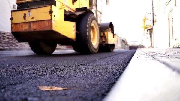 В Цхинвале приступили к асфальтированию улиц в рамках Инвестпрограммы - Sputnik Южная Осетия