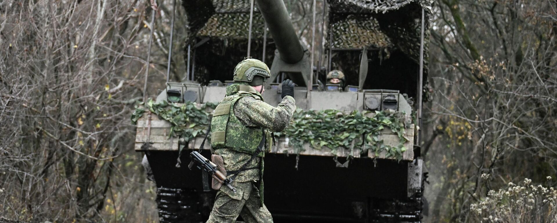 Военнослужащие расчета самоходной пушки 2С7 Пион - Sputnik Южная Осетия, 1920, 28.12.2025