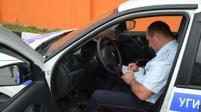 Сотрудник ГИБДД МВД Южной Осетии выписывает штраф