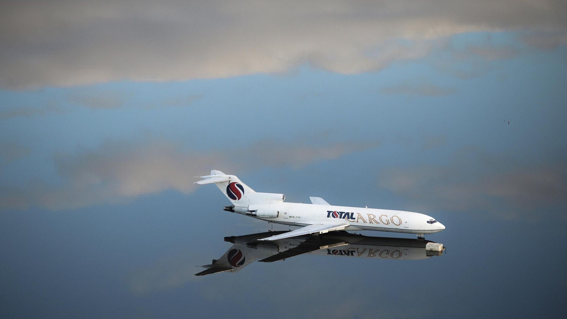 Самолет на взлетной полосе затопленного аэропорта Самолет на взлетной полосе затопленного аэропорта - Sputnik Южная Осетия, 1920, 18.11.2025