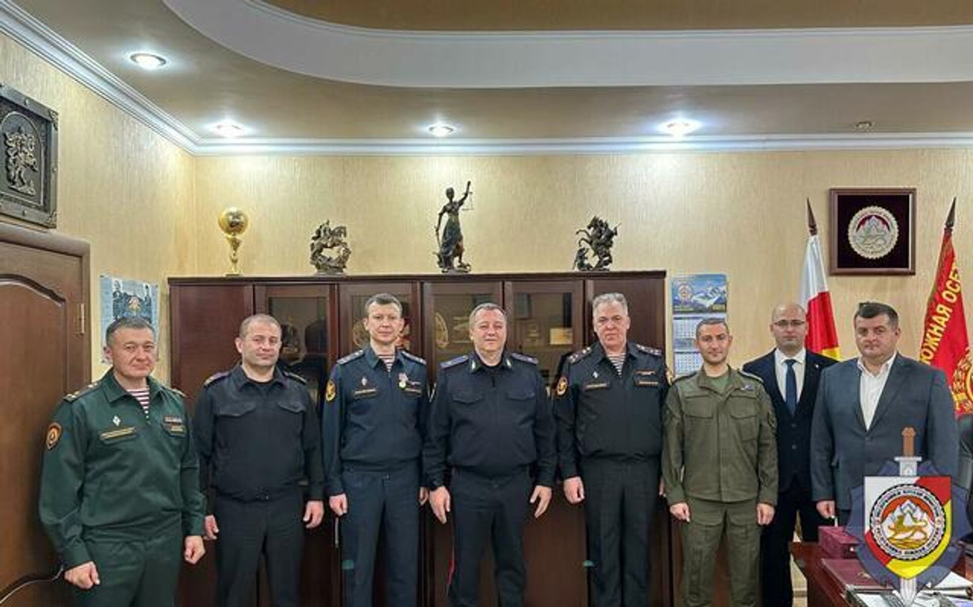 Глава МВД Южной Осетии генерал-майор милиции Эрислав Мамиев провел встречу с представителями Росгвардии - Sputnik Южная Осетия, 1920, 18.11.2025