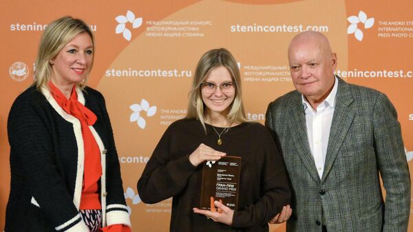 Победительница фотоконкурса имени Андрея Стенина Екатерина Якель с Марией Захаровой и Дмитрием Киселевым - Sputnik Южная Осетия