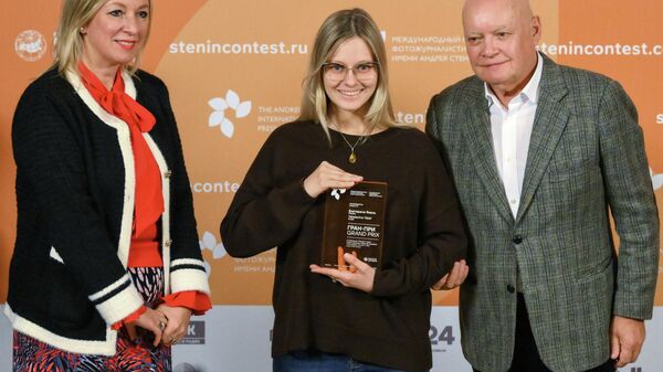 Победительница фотоконкурса имени Андрея Стенина Екатерина Якель с Марией Захаровой и Дмитрием Киселевым - Sputnik Южная Осетия