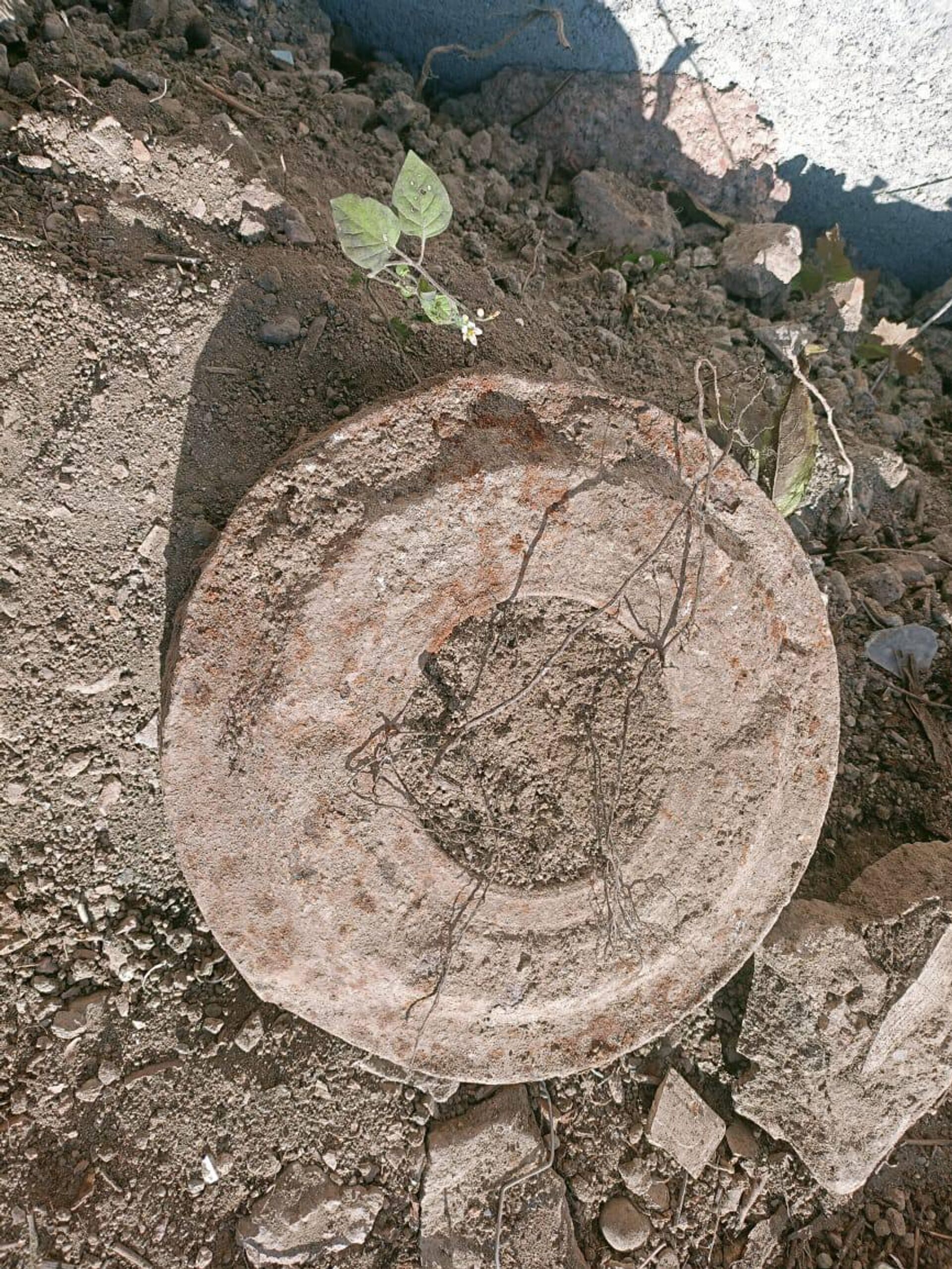 Противотанковая мина ТМ-57, обнаруженная в ходе строительных работ на одной из улиц Цхинвала - Sputnik Южная Осетия, 1920, 19.11.2025