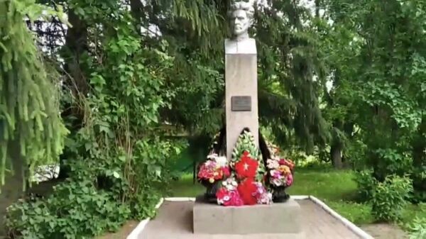 Памятник Дмитрию Джатиеву во дворе Джатиевской ООШ в Ленинградской области - Sputnik Южная Осетия