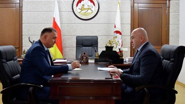 Встреча президента Алана Гаглоева с главой МЧС Ибрагимом Гассеевым  - Sputnik Южная Осетия