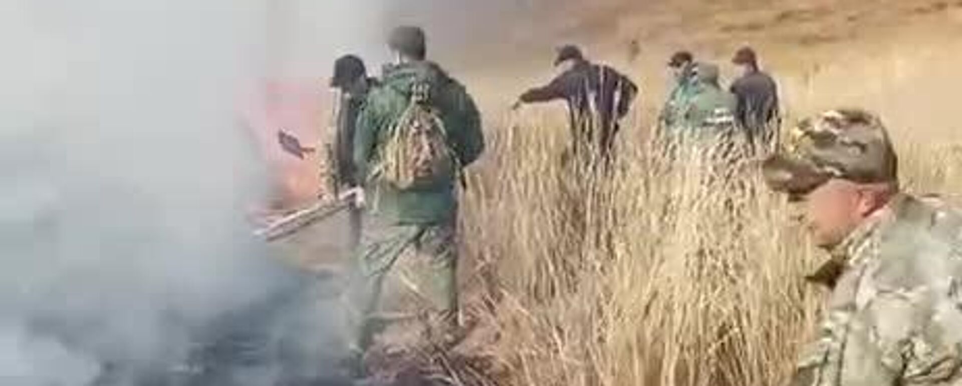 Спасатели МЧС Южной Осетии ликвидируют крупный ландшафтный пожар в селе Машхара Дзауского района - Sputnik Южная Осетия, 1920, 25.11.2025