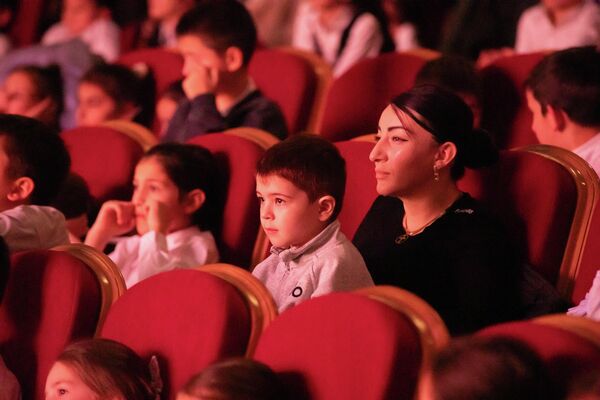 Спектакль &quot;Конек-Горбунок&quot; в Госдрамтеатре им. К. Хетагурова - Sputnik Южная Осетия