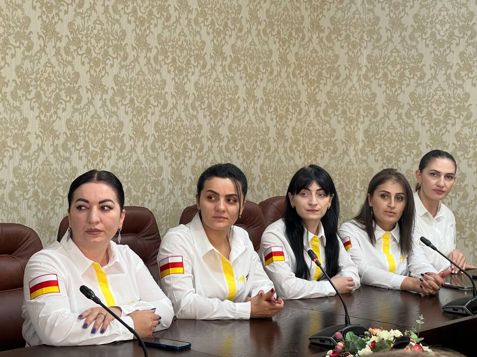 Президент Южной Осетии Алан Гаглоев в среду встретился с лауреатами конкурса Навигаторы детства - Sputnik Хуссар Ирыстон, 1920, 26.11.2025