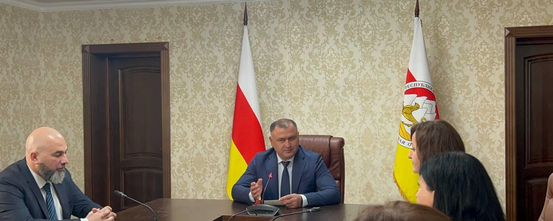Президент Южной Осетии Алан Гаглоев в среду встретился с лауреатами конкурса Навигаторы детства - Sputnik Южная Осетия, 1920, 26.11.2025