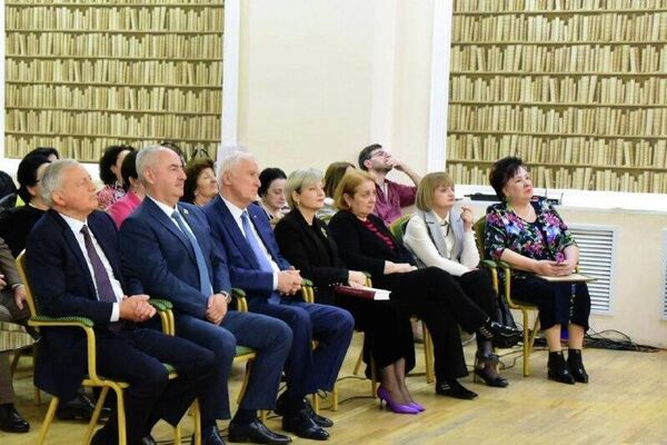 В Северной Осетии презентовали книгу по лекциям Василия (Васо) Абаева Древнеиранские языки и тексты по аудиозаписям 1982–1984 годов В Северной Осетии презентовали книгу по лекциям Василия (Васо) Абаева Древнеиранские языки и тексты по аудиозаписям 1982–1984 годов - Sputnik Южная Осетия