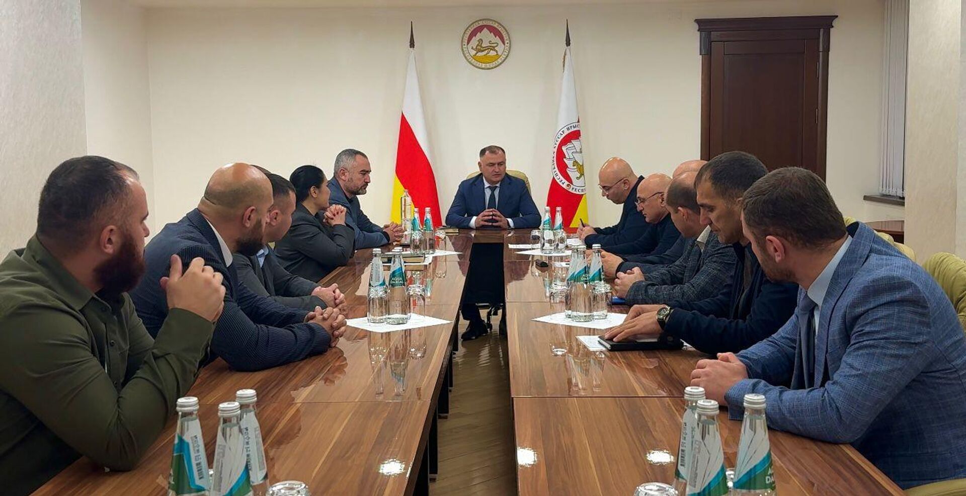 Встреча главы государства Алана Гаглоева с фракцией политической партии Ныхас - Sputnik Южная Осетия, 1920, 27.11.2025