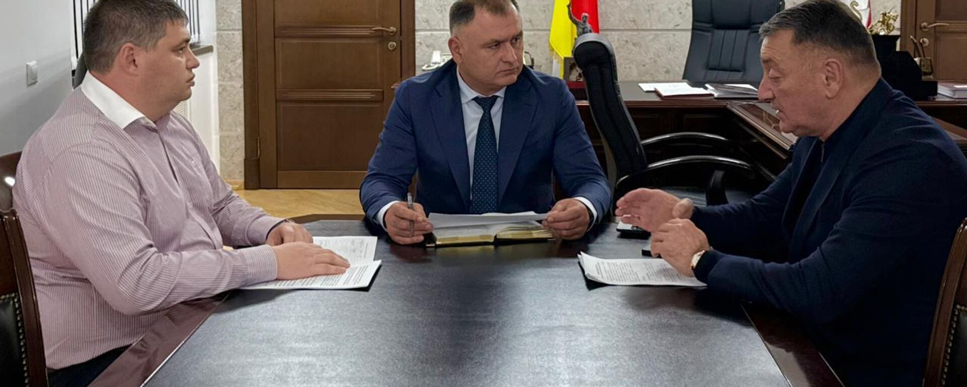 Президент Алан Гаглоев обсудил ключевые вопросы инвестпрограммы с главой правительства и министром строительства⁣⁣ - Sputnik Южная Осетия, 1920, 27.11.2025