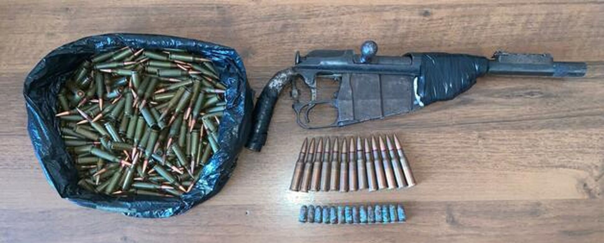Обрез и патроны, изъятые в доме жителя села Хетагурово  - Sputnik Южная Осетия, 1920, 27.11.2025