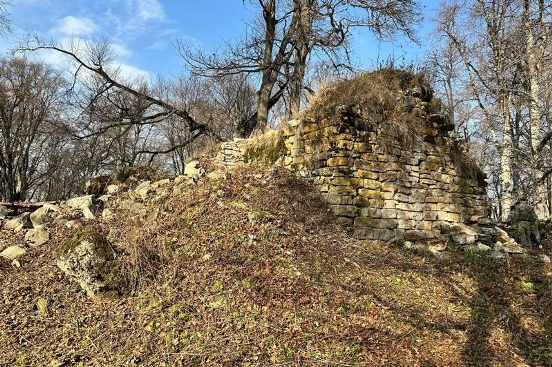 Работы по благоустройству святилища Мыкалгабырта⁣⁣⠀ - Sputnik Южная Осетия, 1920, 27.11.2025