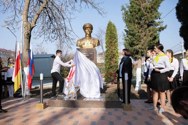 Открытие обновленного бюста Героя Великой Отечественной войны Сергея Коблова Открытие обновленного бюста Героя Великой Отечественной войны Сергея Коблова - Sputnik Южная Осетия