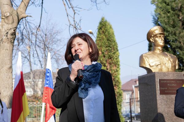 Открытие обновленного бюста Героя Великой Отечественной войны Сергея Коблова Открытие обновленного бюста Героя Великой Отечественной войны Сергея Коблова - Sputnik Южная Осетия