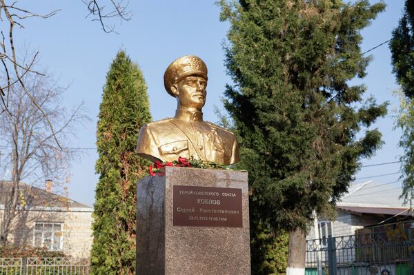 Открытие обновленного бюста Героя Великой Отечественной войны Сергея Коблова Открытие обновленного бюста Героя Великой Отечественной войны Сергея Коблова - Sputnik Южная Осетия